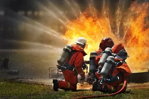 عکس استوک باکیفیت آتش نشان درحال خاموش کردن آتش