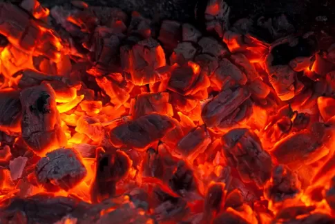 عکس استوک باکیفیت ذغال و آتش