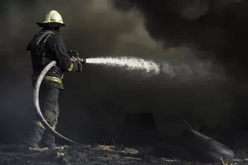 عکس استوک باکیفیت آتشنشان و آب و دود