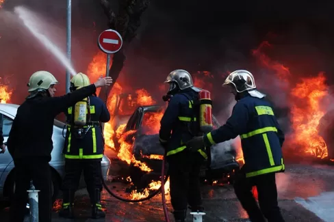 عکس استوک باکیفیت  ماشین آتش گرفته و آتشنشان