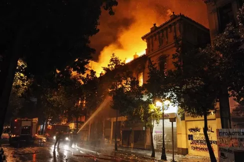 عکس استوک باکیفیت ساختمان و آتش و آتشنشان