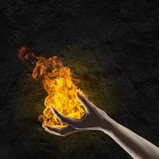 عکس استوک باکیفیت آتش و دست