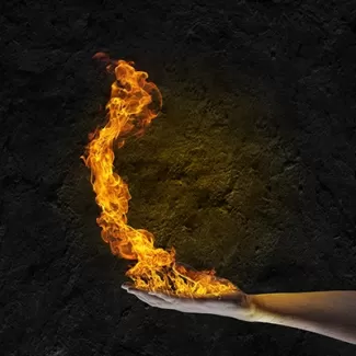 عکس استوک باکیفیت دست و شعله آتش 