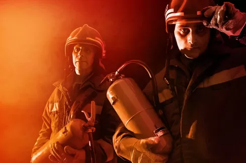 عکس استوک باکیفیت آتش نشان و کپسول آتشنشانی