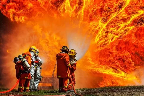 عکس استوک باکیفیت آتش نشان ها و آتش