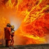 عکس استوک باکیفیت آتش نشان و خاموش کردن آتش