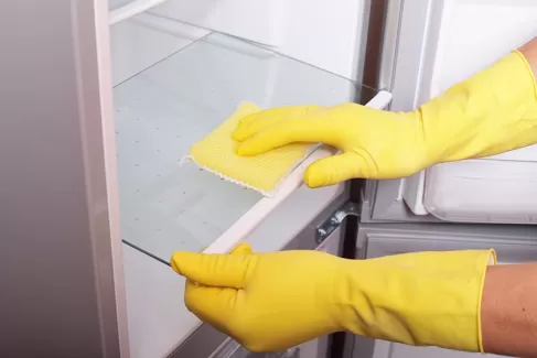 عکس باکیفیت تمیز کردن با شیشه شور و دستمال عکس باکیفیت تمیز کردن با شیشه شور و دستمال