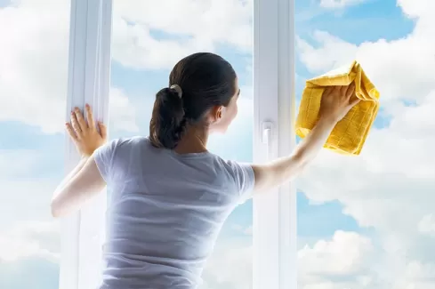 عکس باکیفیت تمیز کردن با شیشه شور و دستمال عکس باکیفیت تمیز کردن شیشه شور و دستمال