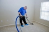 دانلود تصویر با کیفیت جارو کشیدن فرش با جارو برقی