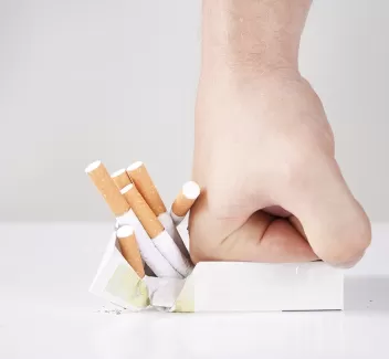 دانلود عکس با کیفیت کوبیدن بر پاکت سیگار