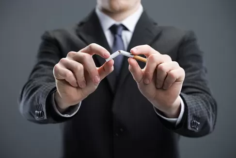 دانلود عکس با کیفیت شکستن سیگار در دست مرد