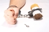 تصویر باکیفیت سیگار و دستبند پلیس