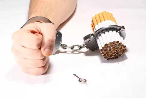 دانلود عکس با کیفیت سیگار و دستبند