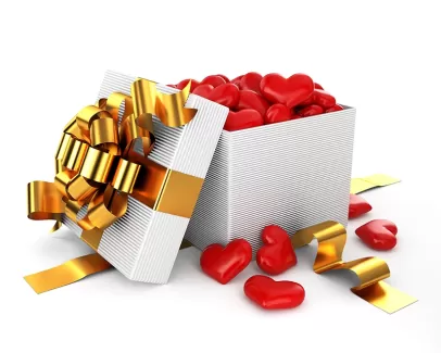 عکس استوک باکیفیت جعبه کادو با شکلات قلبی