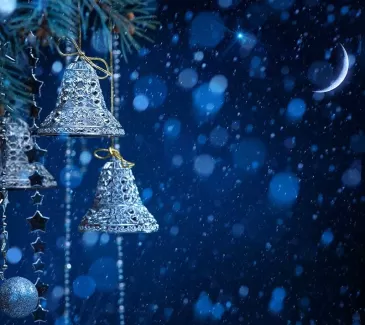 دانلود عکس با کیفیت زنگوله تزئینی کریسمس در شب 