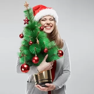 دانلود عکس با کیفیت درخت کریسمس و دختر خندان 