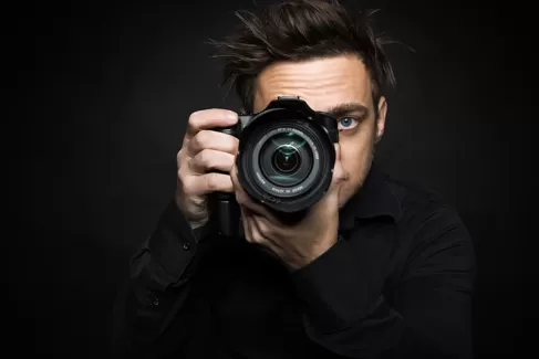  دانلودتصویر باکیفیت مرد درحال عکاسی