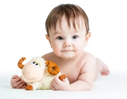 تصویر استوک کودک و عروسک باکیفیت بالا