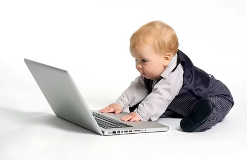 دانلود عکس باکیفیت کودک و لپ تاپ