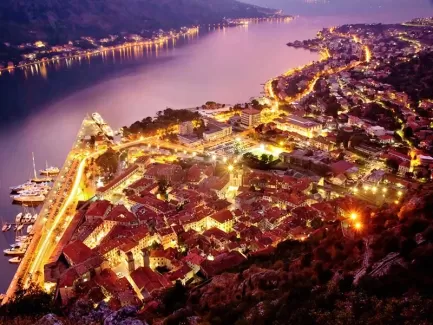 تصویر با کیفیت شهر از نمای بالا در شب
