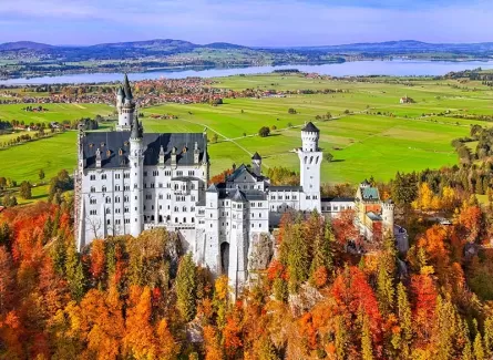 عکس با کیفیت بنای تاریخی قلعه نوشوانشتاین در طول پاییز