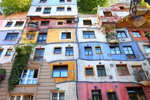 تصویر باکیفیت ساختمان رنگی 