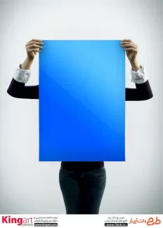 دانلود رایگان موکاپ پوستر در دست به صورت لایه باز با فرمت psd جهت پیش نمایش پوستر تبلیغاتی