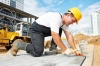 عکس باکیفیت مهندس در حال آجر گذاشتن
