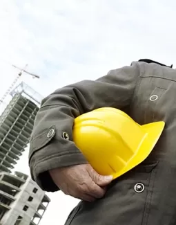 عکس کلاه ایمنی مهندسی زرد دردست عکس کلاه ایمنی مهندسی زرد دردست