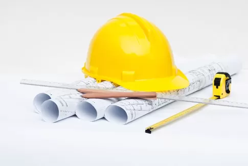 عکس با کیفیت کلاه ایمنی روی نقشه عکس با کیفیت کلاه ایمنی روی نقشه