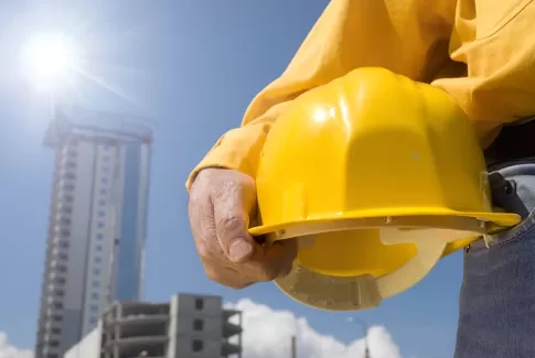 عکس باکیفیت کلاه ایمنی مهندسی در دست عکس باکیفیت کلاه ایمنی مهندسی در دست