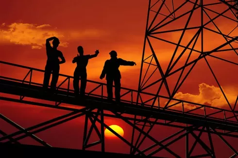 عکس باکیفیت کلاه ایمنی روی سر مهندس از نمای دور عکس باکیفیت کلاه ایمنی روی سر مهندس از نمای دور