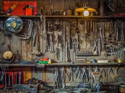 تصویر باکیفیت انواع ابزارآلات در قفسه