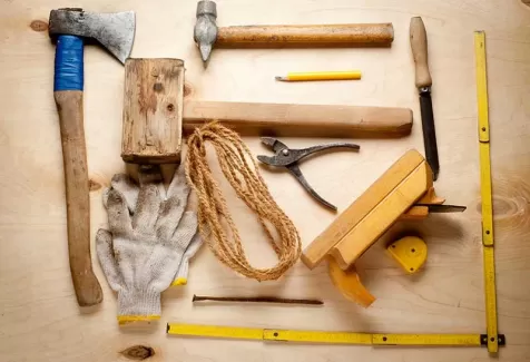 تصویر باکیفیت چکش چوبی و دیگر ابزارآلات