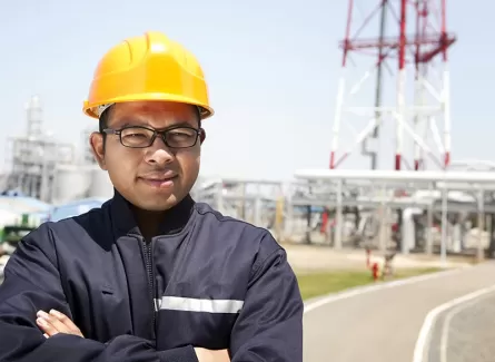 عکس با کیفیت مهندس مرد در خیابان عکس با کیفیت مهندس مرد در خیابان