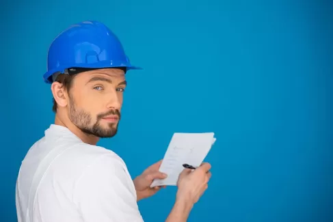 عکس با کیفیت مرد مهندس با دیوار آبی عکس با کیفیت مرد مهندس با دیوار آبی