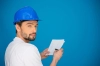 عکس با کیفیت مرد مهندس با دیوار آبی