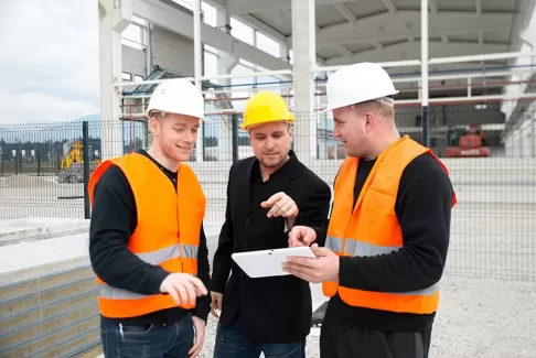عکس با کیفیت مهندسان مشغول کار عکس با کیفیت مهندسان مشغول کار