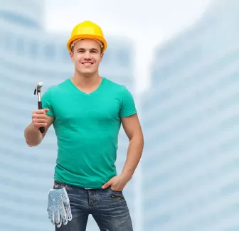 عکس با کیفیت مهندس وآچار دردست عکس با کیفیت مهندس وآچار دردست