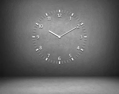 تصویر باکیفیت ساعت روی دیوار طوسی