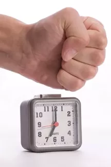 تصویر باکیفیت ساعت زنگ دار ومشت کوبیدن تصویر باکیفیت ساعت زنگ دار ومشت کوبیدن