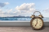 تصویر باکیفیت ساعت زنگ دار و دریا