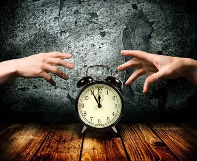 عکس باکیفیت ساعت زنگی در دست عکس باکیفیت ساعت زنگی در دست