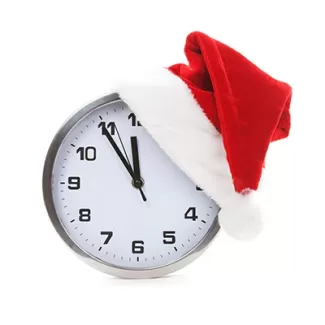 تصویر باکیفیت ساعت دیواری سفید همراه با کلاه بابانوئل