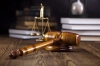عکس باکیفیت چکش قاضی و ترازو عدالت