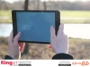 موکاپ تبلت در دست قابل ویرایش به صورت لایه باز با فرمت psd جهت پیش نمایش صفحه iPad