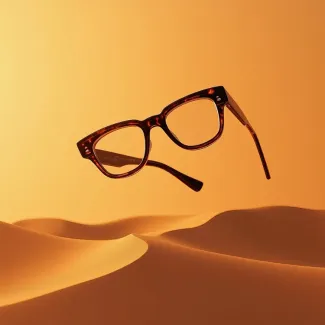عکس با کیفیت عینک طبی در صحرا عکس حرفه ای عینک فروشی
