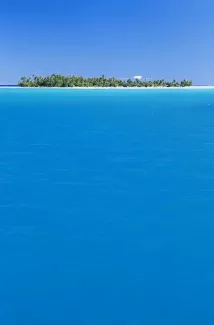 تصویر با کیفیت دریا و آسمان آبی تصویر با کیفیت دریا و آسمان آبی