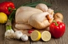 تصویر با کیفیت مرغ خام و سبزیجات