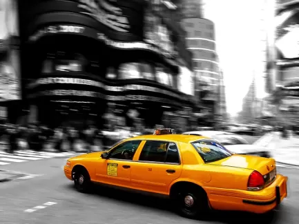 عکس باکیفیت تاکسی زرد در خیابان